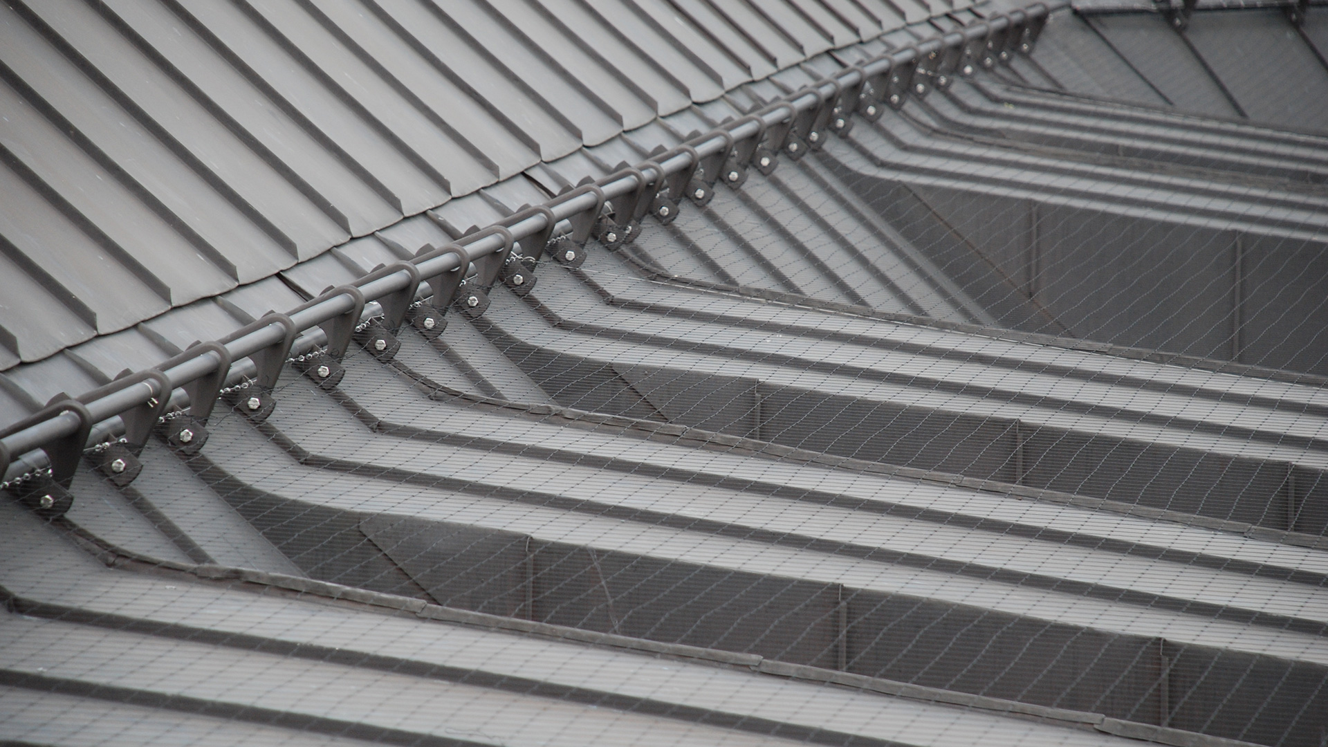 Vogelnetze auf einem Gebäudedach um Tauben fernzuhalten