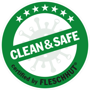 Siegel mit einem grünen Verbotszeichen, welches einen stilisierten Virus durchschneidet. Darauf steht "Clean & Safe certified by Fleschhut"